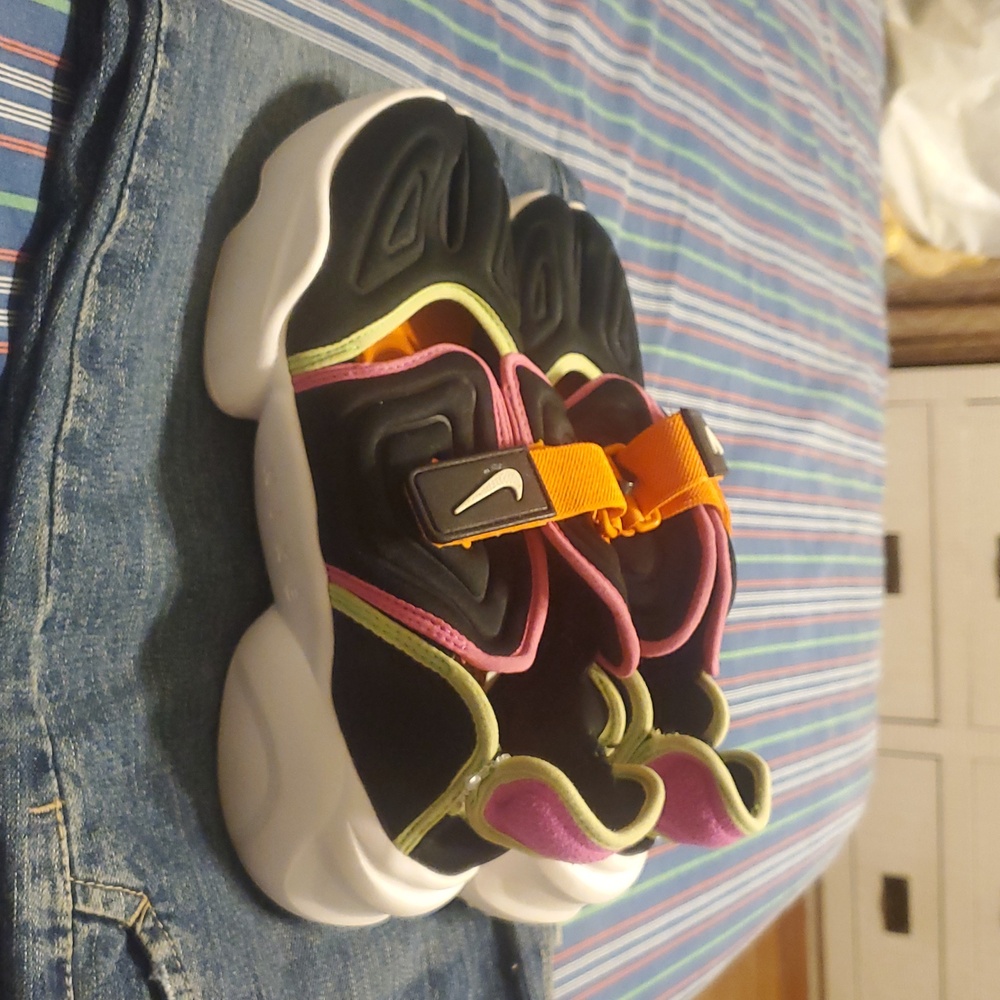 Nike Womens Aqua rift Sneakers black Fire Pink